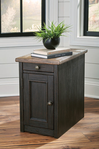 Mesa Lateral con Puertos USB y Tomas de Corriente Tyler Creek