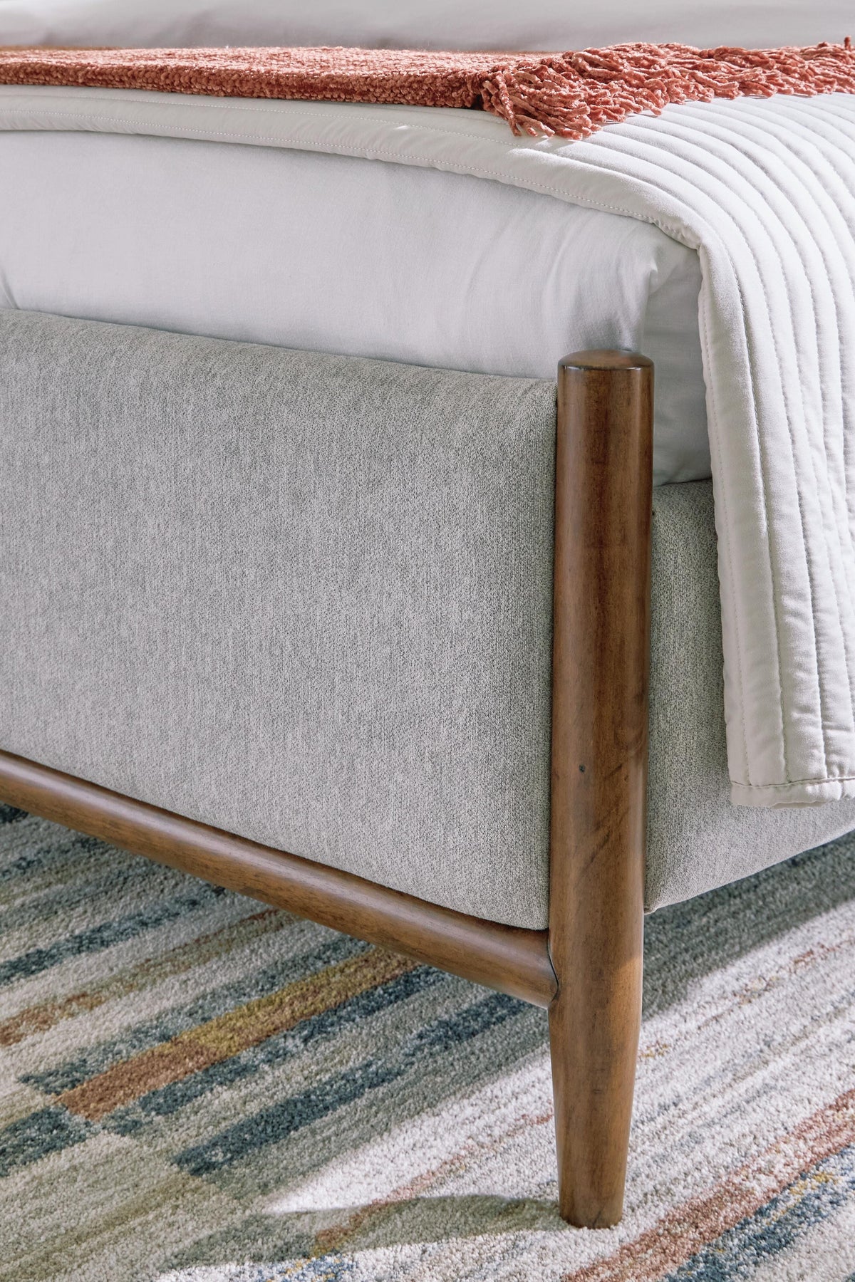 Cama Tapizada Lyncott King Americana Café 147 cm – detalle 5