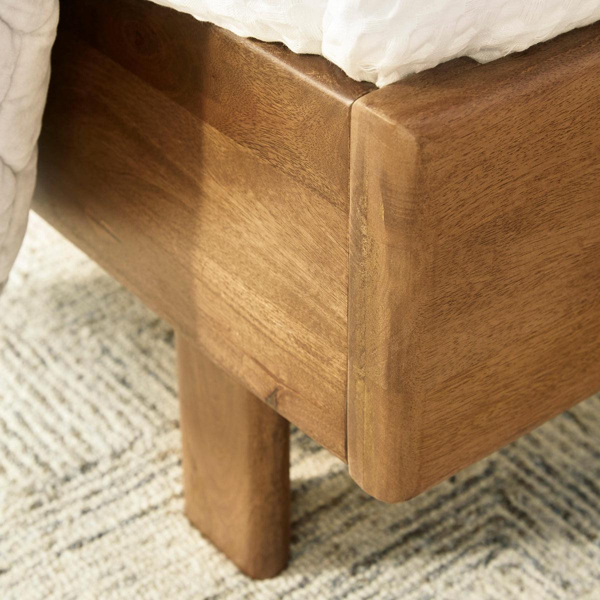 Cama con Cabecero Isanti Queen Americana – en ambiente 6