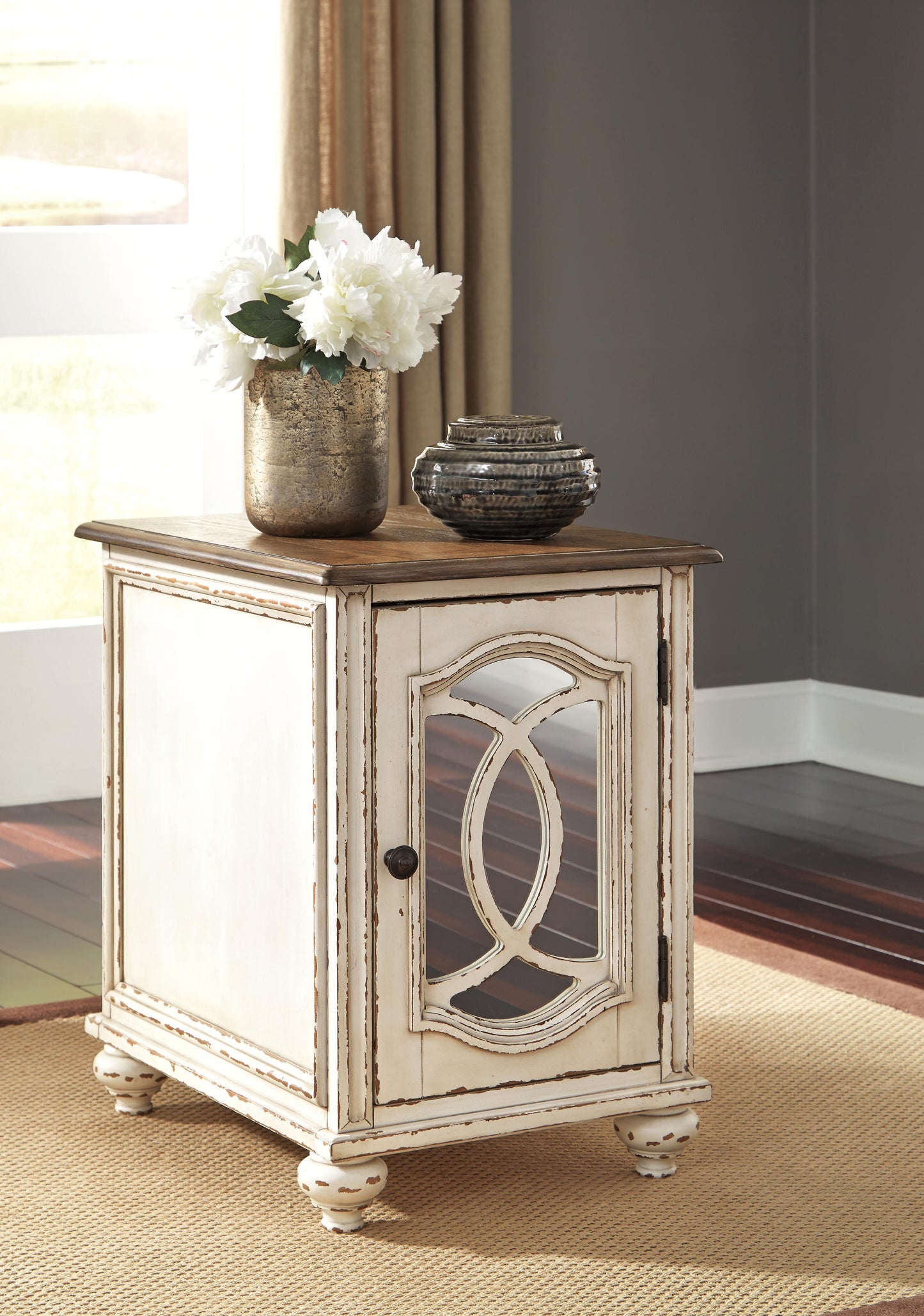 Mesa Auxiliar Realyn Chairside